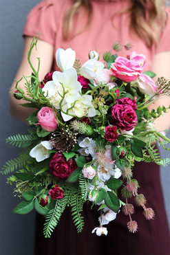 Rozalia, kompozycja kwiatowa w pucharze, wys.36cm