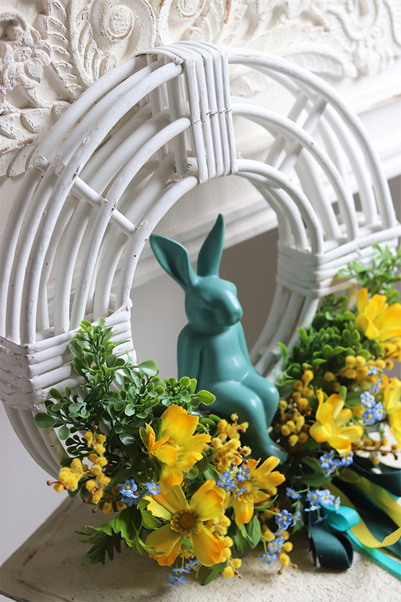 Gredia Blue, wielkanocny wianek na drzwi z zającem