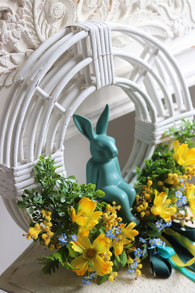 Gredia Blue, wielkanocny wianek na drzwi z zającem