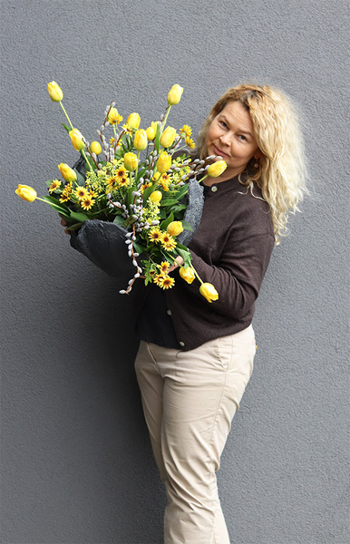 Volcan Yellow, kompozycja nagrobna w misie