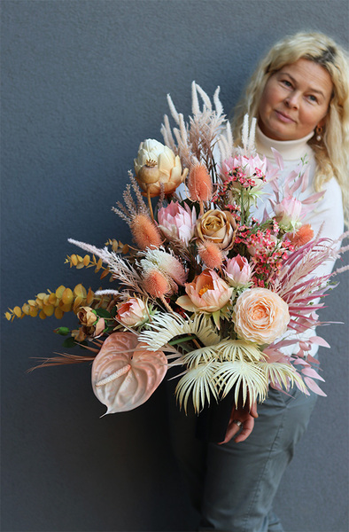 Mortario Vinn, nowoczesny bukiet nagrobny w wazonie