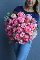 Romantyczna róża, kosz z różowymi kwiatami