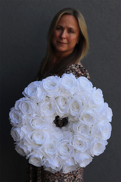 Rosariana White, dekoracyjny wianek z białych róż