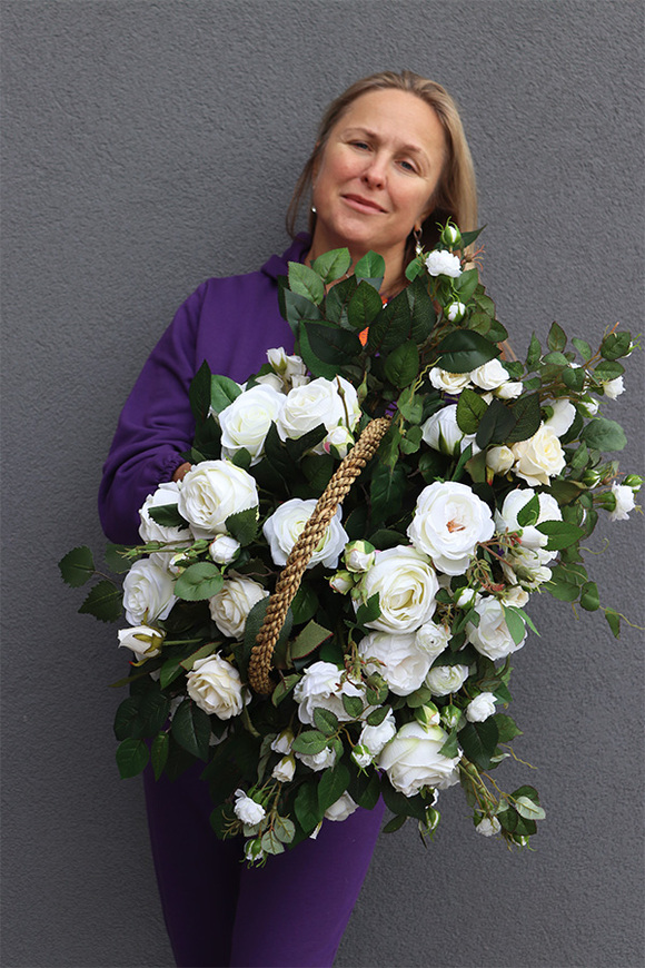 Białe Dni Roses, nagrobny kosz z białymi różami