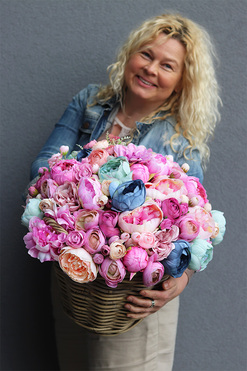 Caryca Renato 2, bogaty kosz z peoniami, wym.44x45cm