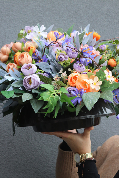 Gerfa Nelita, fioletowo-pomarańczowa kompozycja nagrobna w naczyniu