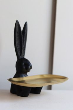 OD RĘKI Bunny Black&Gold, figurka wielkanocna zajączek z tacką, wys.18cm