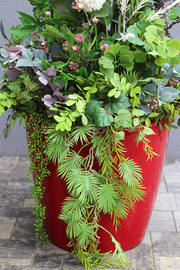 Glorioza Modern Classico, kompozycja z trawami w czerwonej donicy