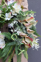 Ulisses, wieniec nagrobny z cymbydium i kalie