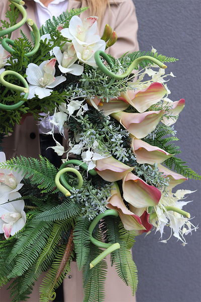 Ulisses, wieniec nagrobny z cymbydium i kalie