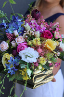 Summer Gold, kompozycja kwiatowa w złotym naczyniu