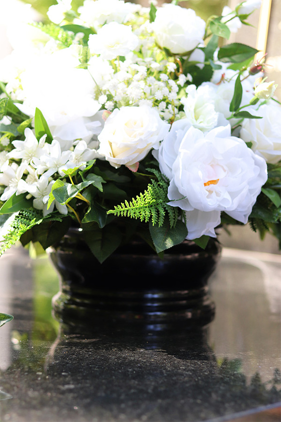 Fleurs Blanches, kompozycja nagrobna w misie