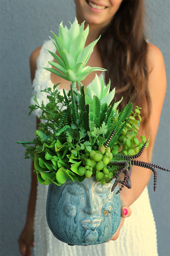 Kredina Twarzova, kompozycja Sukulenty w donicy z twarzą, wys.39cm