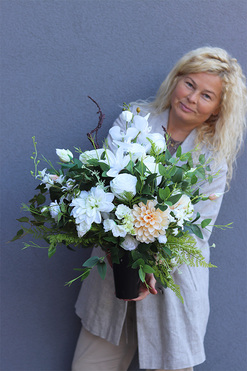 Angelo White Lux, nowoczesny bukiet nagrobny we wkładzie, dł.58cm