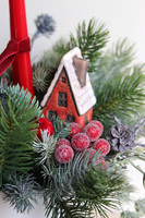 W Oslo, stroik świąteczny z piernikowym domkiem