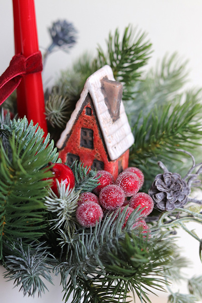 W Oslo, stroik świąteczny z piernikowym domkiem