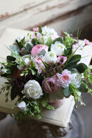 France Glamour, kompozycja kwiatowa w kremowym naczyniu, wym.27x33cm 