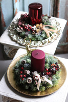 elegancki świąteczny stroik, Bordoti, na złotym talerzu, śr.35cm