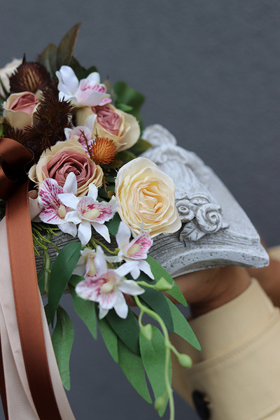 Nedure Bookstory, dekoracja nagrobna z księgą	