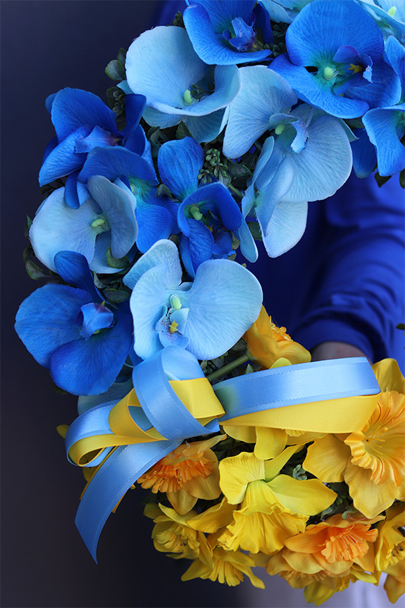 wianek na drzwi z orchideą i żonkilami, Ukraina 2