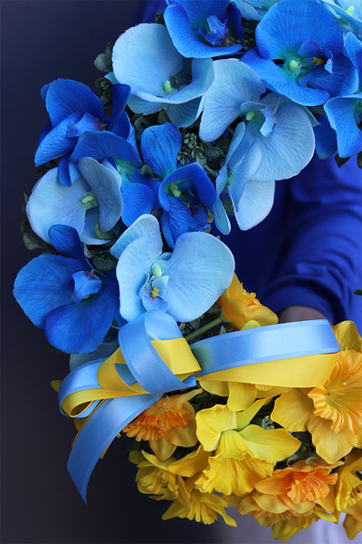 wianek na drzwi z orchideą i żonkilami, Ukraina 2