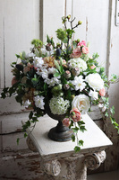 Baronessa 2, bogata kompozycja kwiatowa w złotym, patynowanym pucharze, wys.60cm 