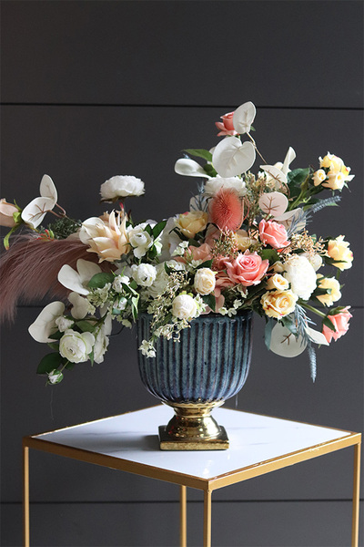 Ateneum, kompozycja kwiatowa w naczyniu