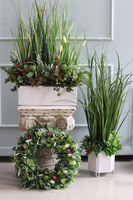 kompozycja z trawami w białej donicy, Kreosi Felano, wys.76cm