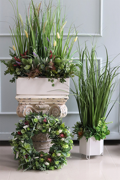 kompozycja z trawami w białej donicy, Kreosi Felano, wys.76cm 