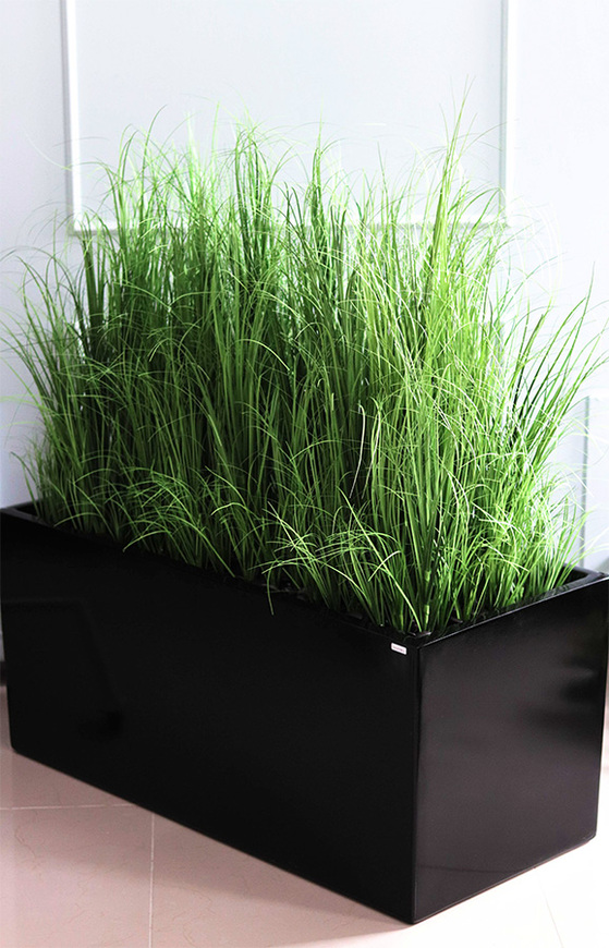 Fiberglass Grande Premium, sztuczne trawy w czarnej donicy, wys.110cm