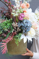 Vivaldi, nowoczesna dekoracja kwiatowa w złotym naczyniu