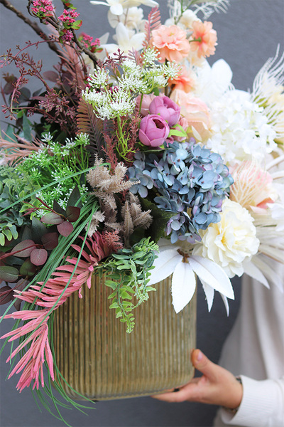 Vivaldi, nowoczesna dekoracja kwiatowa w złotym naczyniu