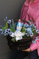 Ave Maryja, kompozycja nagrobna w koszu