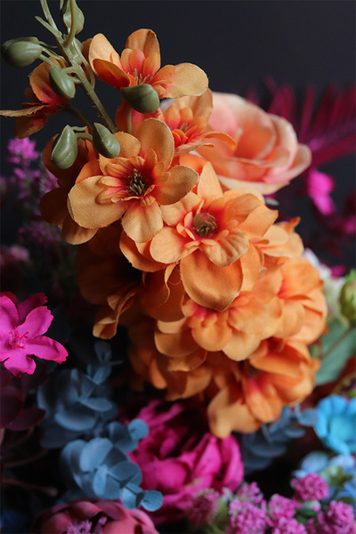 Bollywood, kompozycja kwiatowa w energetycznych kolorach, wys.70cm +wystające elem.