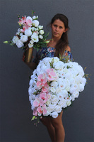 bardzo bogata wiązanka nagrobna z róż, Białe Serce Delania 3