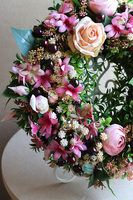 Leoreta Bedra, różowy wianek z jagodami