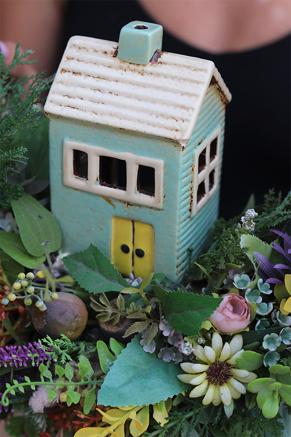 Domek na Wsi, wianek dekoracyjny z porcelanową figurką