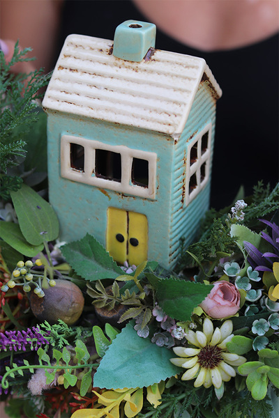 Domek na Wsi, wianek dekoracyjny z porcelanową figurką