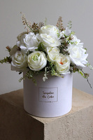 Bolonia Cellasa, biały flowerbox z różami