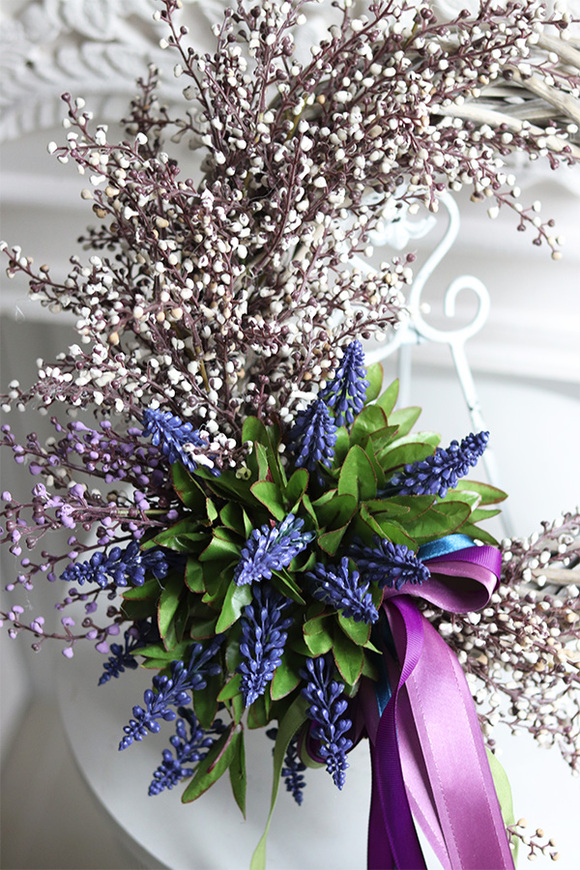 Szafirkowo Spring, asymetryczny wiosenny wianek na drzwi