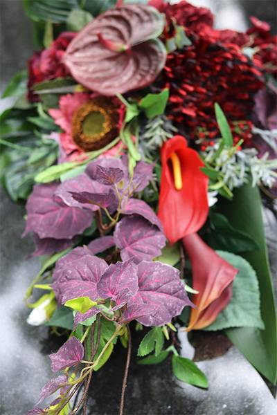 Lerrta, bukiet nagrobny z kaliami i czerwonym bluszczem