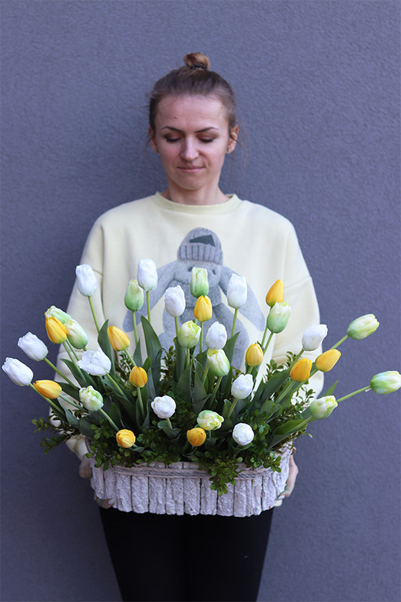 Wiosna w Pełni, wiosenna dekoracja kwiatowa w skrzynce