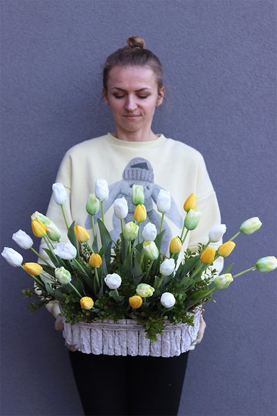 Wiosna w Pełni, wiosenna dekoracja kwiatowa w skrzynce
