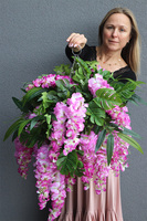 Selia Wisteria, kwiatowa kompozycja w wiszącej metalowej donicy