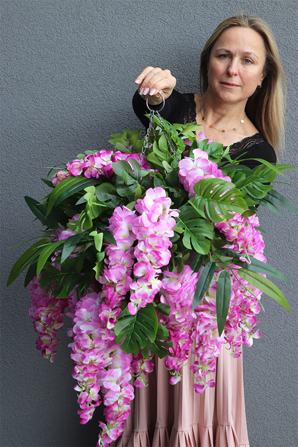 Selia Wisteria, kwiatowa kompozycja w wiszącej metalowej donicy