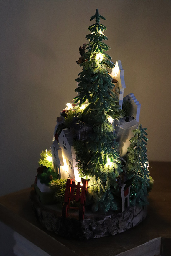 Mini World, świąteczny stroik na plastrze drewna