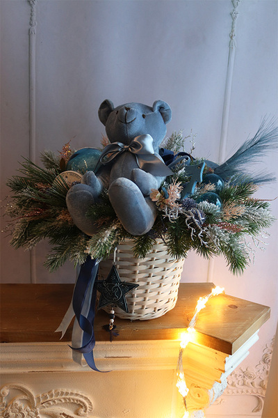 Pluszowy Miś, świąteczny stroik w koszyku