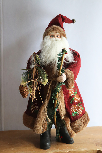  figurka miękki stojący Mikołaj z gałązkami świerku