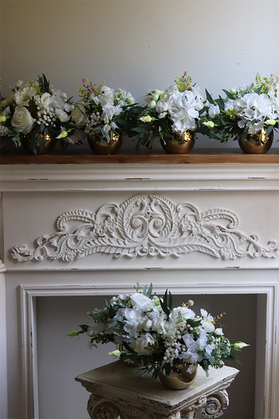 Bella Bianco Small, kompozycja kwiatowa w złotym naczyniu