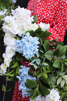 Belledia, girlanda z białymi i niebieskimi kwiatami